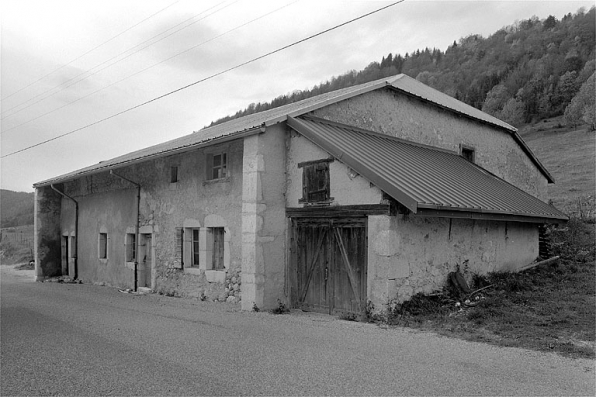 Façade antérieure et face nord-est. © Région Bourgogne-Franche-Comté, Inventaire du patrimoine