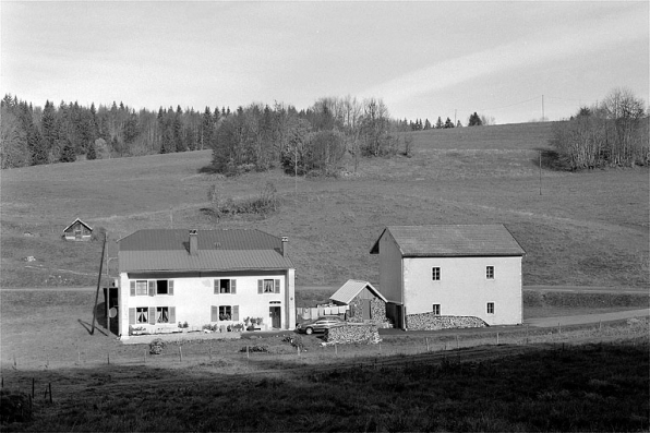 Vue d'ensemble de la ferme, du grenier fort et de la remise. © Région Bourgogne-Franche-Comté, Inventaire du patrimoine