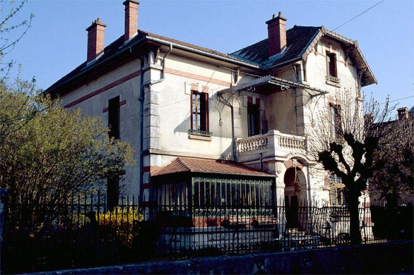 Vue d'ensemble de la façade antérieure, de trois quarts gauche. © Région Bourgogne-Franche-Comté, Inventaire du patrimoine