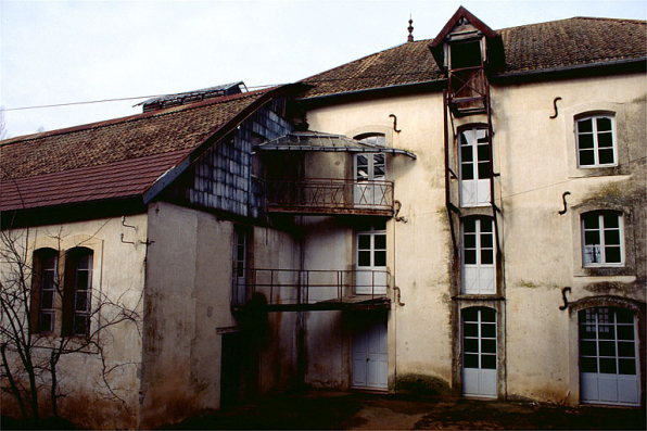 Façades de l'atelier de fabrication vues de trois quarts droit. © Région Bourgogne-Franche-Comté, Inventaire du patrimoine