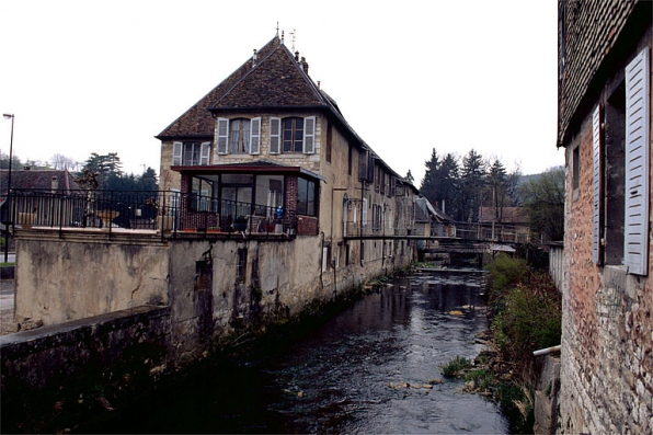 Façade sur rivière des bureaux et de l'atelier de fabrication. © Région Bourgogne-Franche-Comté, Inventaire du patrimoine