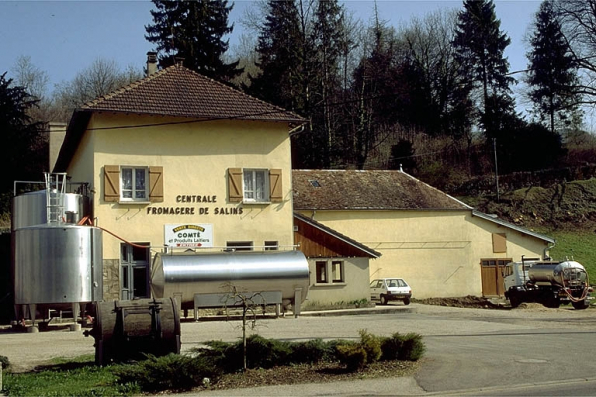 Façade antérieure depuis la route. © Région Bourgogne-Franche-Comté, Inventaire du patrimoine