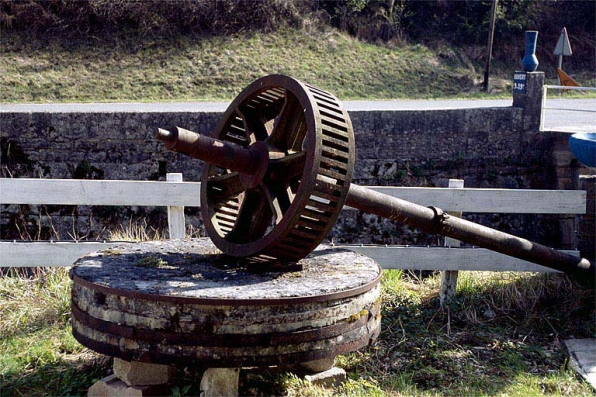 Meule de broyage et élément de transmission. © Région Bourgogne-Franche-Comté, Inventaire du patrimoine