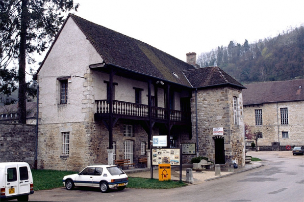 Ancien logement et magasin à fer et à charbon depuis l'entrée. © Région Bourgogne-Franche-Comté, Inventaire du patrimoine