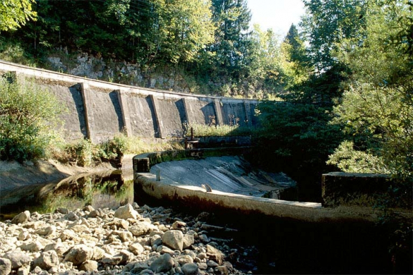 Canal d'amenée et déversoir du barrage. © Région Bourgogne-Franche-Comté, Inventaire du patrimoine