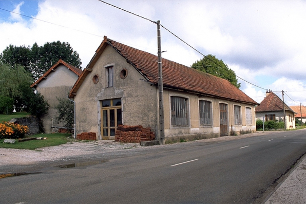 Atelier de fabrication depuis la route. © Région Bourgogne-Franche-Comté, Inventaire du patrimoine