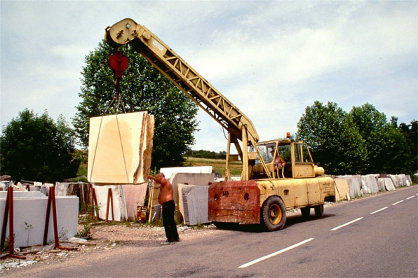 Transport de tranches de marbre avec la grue automotrice Belotti. © Région Bourgogne-Franche-Comté, Inventaire du patrimoine