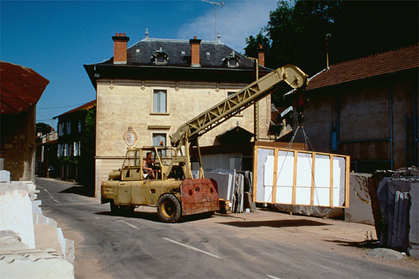 Transport à l'usine de tranches de marbre emballées, avec la grue automotrice Belotti. © Région Bourgogne-Franche-Comté, Inventaire du patrimoine