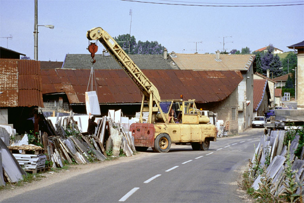 Transport à l'usine de tranches de marbre avec la grue automotrice Belotti. © Région Bourgogne-Franche-Comté, Inventaire du patrimoine