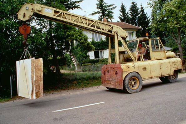 Transport de tranches de marbre avec la grue automotrice Belotti. © Région Bourgogne-Franche-Comté, Inventaire du patrimoine