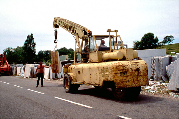 Transport de tranches de marbre avec la grue automotrice Belotti, vue de l'arrière. © Région Bourgogne-Franche-Comté, Inventaire du patrimoine