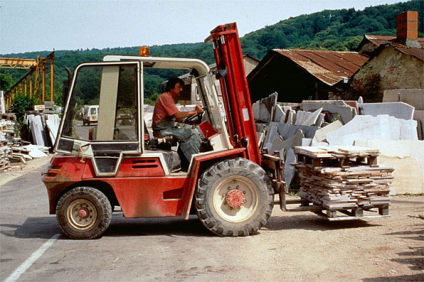 Transport de dalles de marbre, avec le Manitou. © Région Bourgogne-Franche-Comté, Inventaire du patrimoine