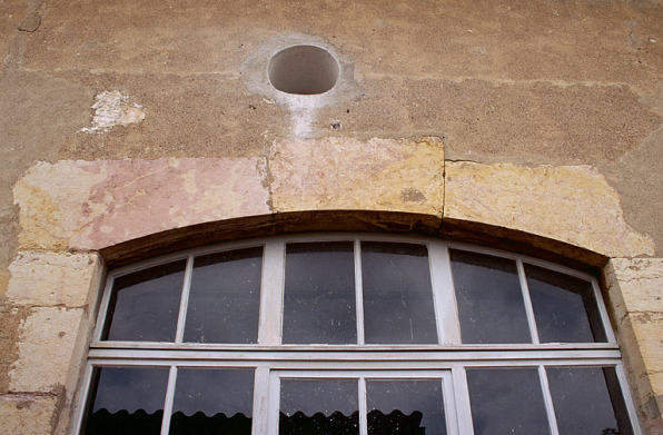 Façade ouest de l'atelier (27) : détail d'une fenêtre. © Région Bourgogne-Franche-Comté, Inventaire du patrimoine