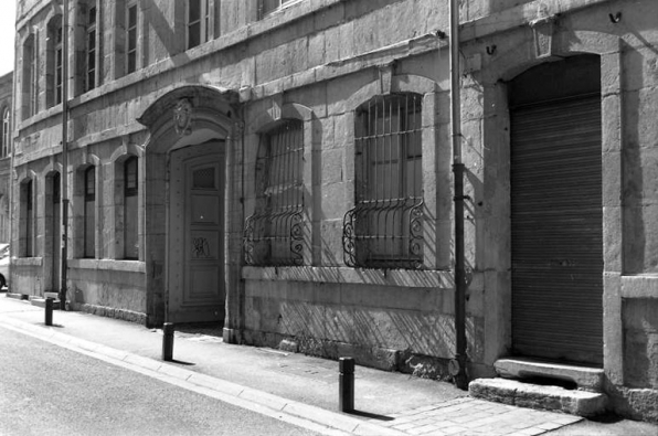 Hôtel et immeuble : rez de chaussée de la façade antérieure du logis principal, vue de trois quarts droit. © Région Bourgogne-Franche-Comté, Inventaire du patrimoine