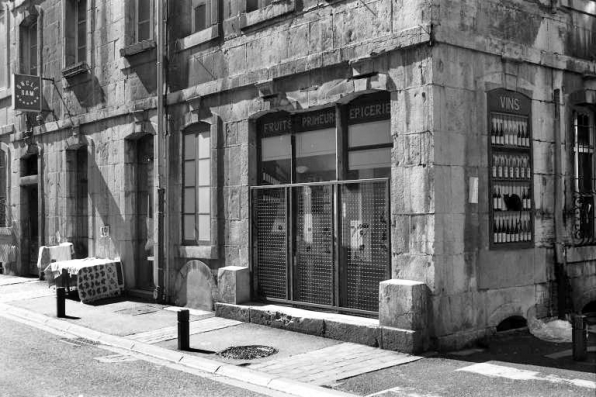 Immeuble : détail de l'angle de l'immeuble entre la rue Courbet et la rue Jean Petit. © Région Bourgogne-Franche-Comté, Inventaire du patrimoine