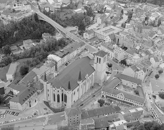 Vue générale de l'église depuis le belvédère de l'Ermitage. © Région Bourgogne-Franche-Comté, Inventaire du patrimoine