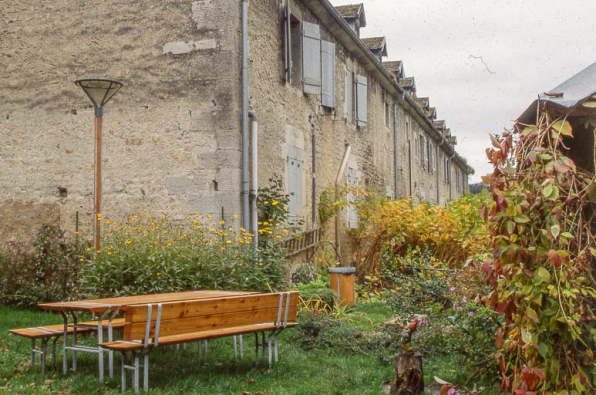 Vue d'ensemble du mobilier urbain réalisé par Jean-Baptiste Silbertin-Blanc en 1995. Lampadaire, table, banc et corbeille à déchets. © Région Bourgogne-Franche-Comté, Inventaire du patrimoine