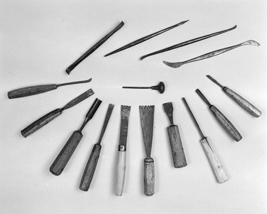 Petit outillage de marbrier-sculpteur.N° 54 : ognette ; n° 55 et 56 : ripes ; n° 57 : spatule ; n° 58 : fermoir ; n° 59 : ciseau ; n° 60-62 : gouges ; n° 63-65 : ciseaux-gradines ; n° 66 : ciseau oblique ; n° 67 : tranchet ; n° 68 : burin. (Coll. part. : Yves Jeannin) © Région Bourgogne-Franche-Comté, Inventaire du patrimoine