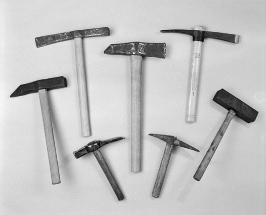 Outils liés au débitage de la pierre et marteaux à pierre.N° 20a et 20b : pics-têtus ; n° 21 : taillant-têtu ; n° 22 : décintroir ; n° 23 : marteau taillant (grelet ?) ; n° 24 : taillant-pic ; n° 24a : têtu symétrique. (Coll. part. : Yves Jeannin) © Région Bourgogne-Franche-Comté, Inventaire du patrimoine