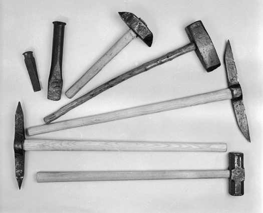 Outils liés à l'exploitation et au débitage de la pierre.N° 1 : escoude ; n° 2 : rivelaine ; n° 3 et 4 : masses ; n° 5 : pic (de carrier) ; n° 6 : coins. (Coll. part. : Yves Jeannin) © Région Bourgogne-Franche-Comté, Inventaire du patrimoine