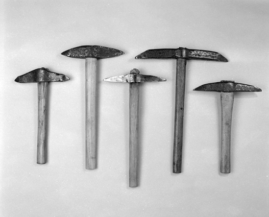 Outils de taille et mise en forme.N° 7, 7a, 7b, 8 et 9 : pics symétriques. (Coll. part. : Yves Jeannin) © Région Bourgogne-Franche-Comté, Inventaire du patrimoine