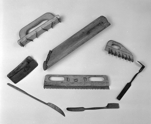Sciage et rainurage, surfaçage et lissage.N° 38 et 39 : sciottes ; n° 40 : chemin de fer ; n° 41 : rabotin ; n° 42 : guillaume à pierre ; n° 43a et 43b : rifloirs ; n° 44 : gratte-fond. (Coll. part. : Yves Jeannin) © Région Bourgogne-Franche-Comté, Inventaire du patrimoine