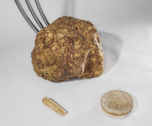 Brocatelle brute (bloc servant de socle) et polie (mortier et pilon).Porte-mortier avec tiroirs pour la conservation des herbes médicinales, conçu par Bertrand Dufour, étudiant en DMA2 Ebénisterie (lycée Vernotte, Moirans-en-Montagne). © Région Bourgogne-Franche-Comté, Inventaire du patrimoine