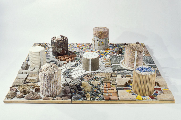 Vue d'ensemble.Maquette présentant un éventail des possibilités techniques et décoratives dans la mise en oeuvre des pierres et céramiques, conçue par Angel Nassivéra (marbrier, Saint-Claude) et Christophe Leprest (professeur, lycée Vernotte, Moirans-en-Montagne). © Région Bourgogne-Franche-Comté, Inventaire du patrimoine