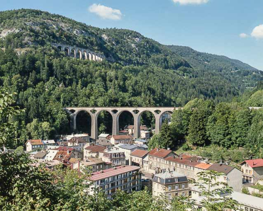 Le bas de la ville, le viaduc et la vallée de l'Evalude.Montagne et viaduc des Crottes en arrière-plan. © Région Bourgogne-Franche-Comté, Inventaire du patrimoine