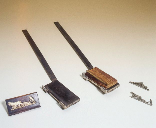 Couvercle de tabatière avec motif incrusté, fers de forme servant à l'incrustation et motifs décoratifs en maillechort. © Région Bourgogne-Franche-Comté, Inventaire du patrimoine