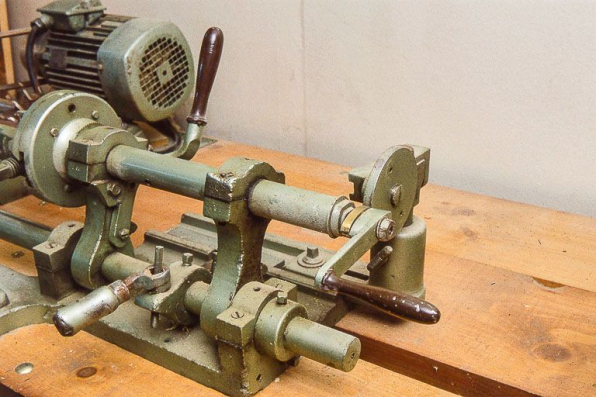 Détail du support de pièce : la came frottant contre la roue donne la forme et les cotes de la boîte de la tabatière. © Région Bourgogne-Franche-Comté, Inventaire du patrimoine