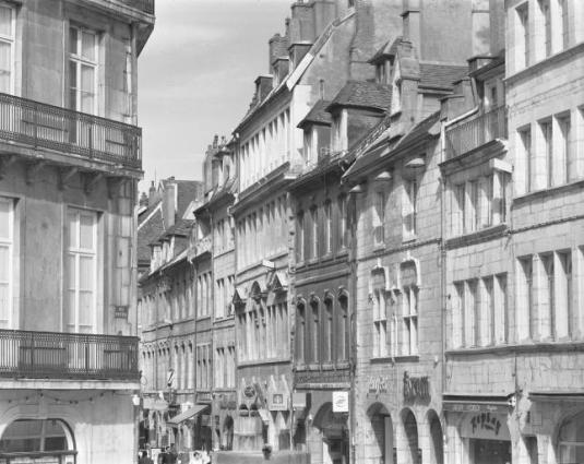 Vue des façades droites de la Grande Rue, depuis la place Pasteur. © Région Bourgogne-Franche-Comté, Inventaire du patrimoine