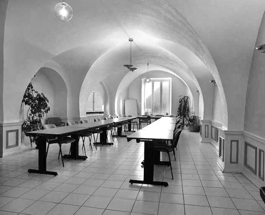 Ancienne salle des infirmeries voûtée d'arêtes, actuellement salle de réunion. © Région Bourgogne-Franche-Comté, Inventaire du patrimoine