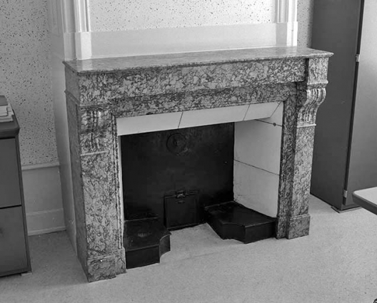 La cheminée de la chambre n° 15. © Région Bourgogne-Franche-Comté, Inventaire du patrimoine