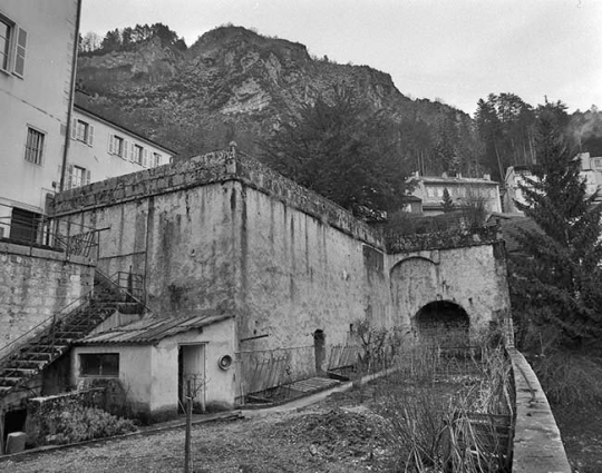 Mur de soubassement du jardin et abside de la chapelle Saint-Sébastien. © Région Bourgogne-Franche-Comté, Inventaire du patrimoine
