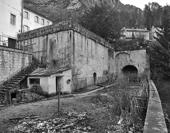 Mur de soubassement du jardin et abside de la chapelle Saint-Sébastien. © Région Bourgogne-Franche-Comté, Inventaire du patrimoine