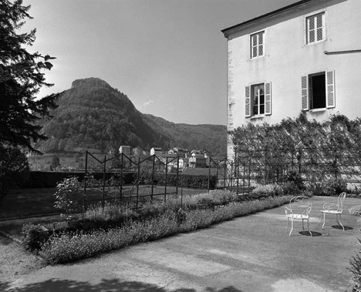 Le jardin de la sous-préfecture et la mont Chabot. © Région Bourgogne-Franche-Comté, Inventaire du patrimoine