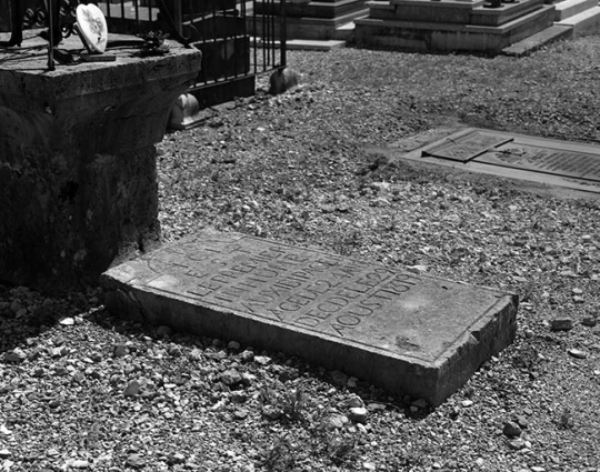 La pierre tombale, vue de trois quarts. © Région Bourgogne-Franche-Comté, Inventaire du patrimoine