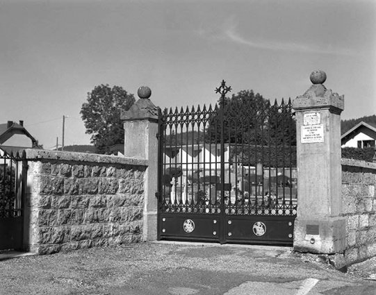 Le portail, de trois quarts droit. © Région Bourgogne-Franche-Comté, Inventaire du patrimoine