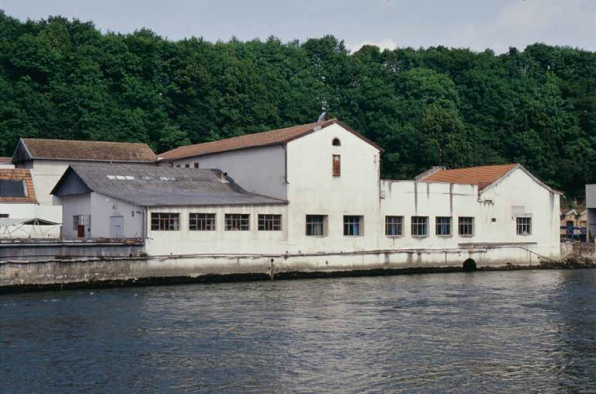 Atelier outillage-entretien mécanique depuis la rive droite. Vue rapprochée. © Région Bourgogne-Franche-Comté, Inventaire du patrimoine