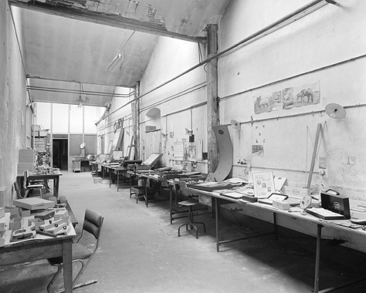 Tables de travail le long du mur ouest de l'atelier de gainerie. © Région Bourgogne-Franche-Comté, Inventaire du patrimoine