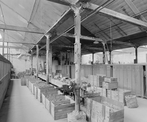 Partie est de l'atelier de fabrication de pipes. Les poteaux de fonte conservent la trace des consoles qui soutenaient les arbres de transmission. © Région Bourgogne-Franche-Comté, Inventaire du patrimoine