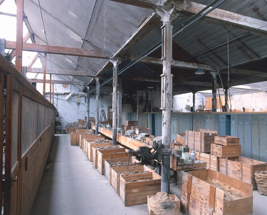 Partie est de l'atelier de fabrication de pipes. Les poteaux de fonte conservent la trace des consoles qui soutenaient les arbres de transmission. © Région Bourgogne-Franche-Comté, Inventaire du patrimoine