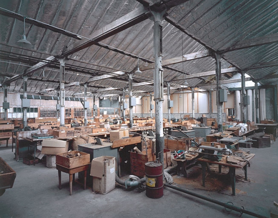 Partie ouest de l'atelier de fabrication de pipes. Les poteaux de fonte conservent la trace des consoles qui soutenaient les quatre arbres de transmission. © Région Bourgogne-Franche-Comté, Inventaire du patrimoine