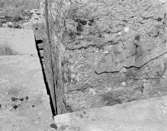 Pilier sud des mires sud de la lunette méridienne : espace entre le pilier et son puits. © Région Bourgogne-Franche-Comté, Inventaire du patrimoine