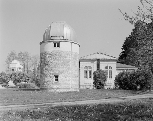 Partie nord : vue d'ensemble du bâtiment de l'astrographe et du pavillon de la méridienne. © Région Bourgogne-Franche-Comté, Inventaire du patrimoine