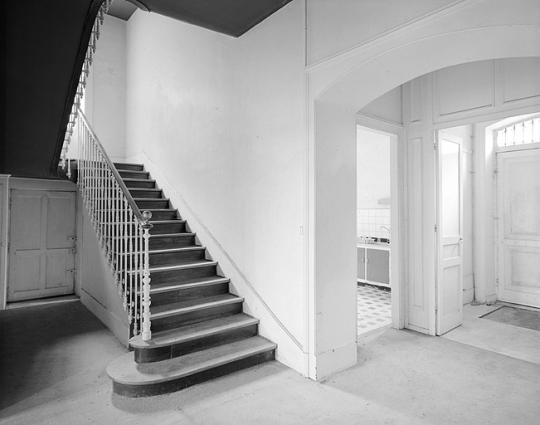 Partie sud : maison du directeur, hall d'entrée et escalier. © Région Bourgogne-Franche-Comté, Inventaire du patrimoine