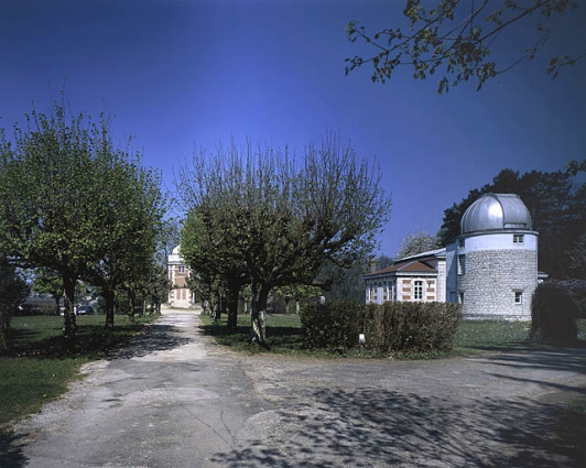 Partie nord : vue d'ensemble de l'allée centrale, depuis l'entrée au sud. Allée de tilleuls de Hollande. © Région Bourgogne-Franche-Comté, Inventaire du patrimoine