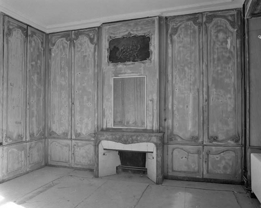 Logis sur cour, intérieur : vue d'ensemble des lambris de la bibliothèque avec la cheminée. © Région Bourgogne-Franche-Comté, Inventaire du patrimoine