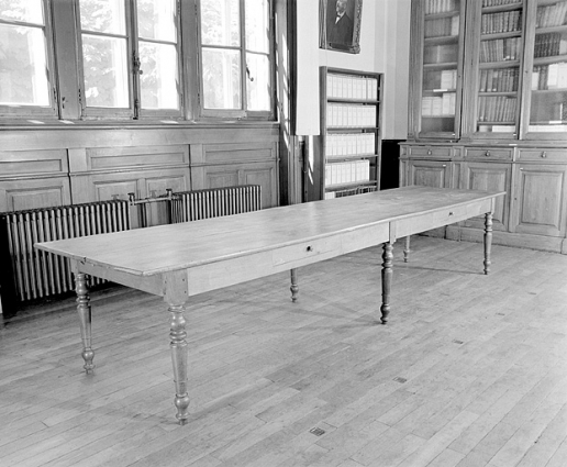 Vue d'ensemble de la table de la bibliothèque. © Région Bourgogne-Franche-Comté, Inventaire du patrimoine